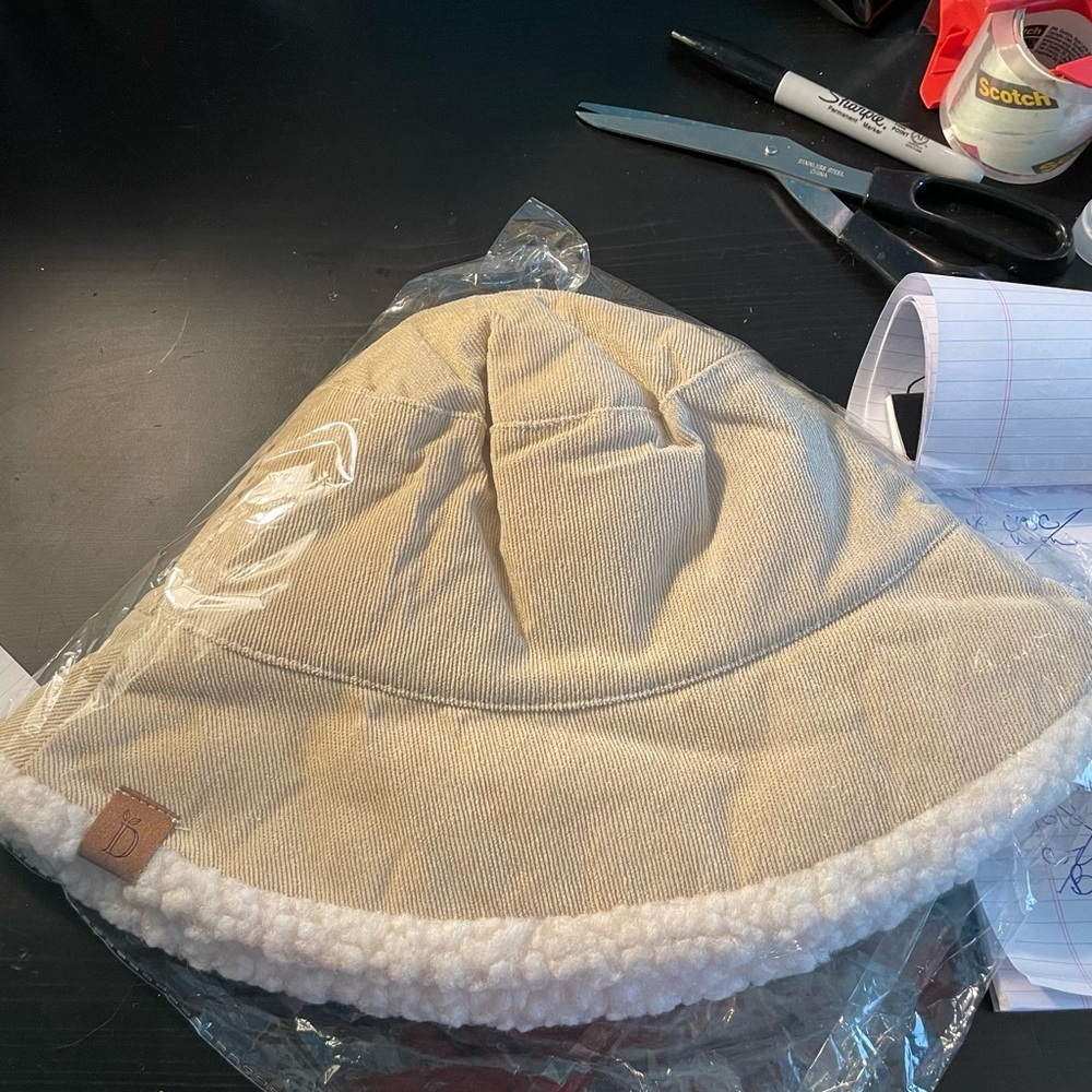 Reversible faux lambswool and corduroy bucket hat NWT - Picture 3 of 3